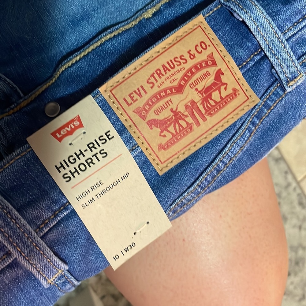 LEVI’S shorts - Picture 2 of 4